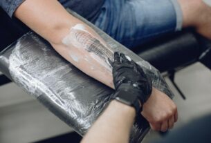 Why Maintaining a Clear Working Surface Matters Throughout a Tattoo Session