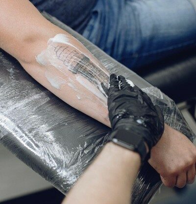 Why Maintaining a Clear Working Surface Matters Throughout a Tattoo Session