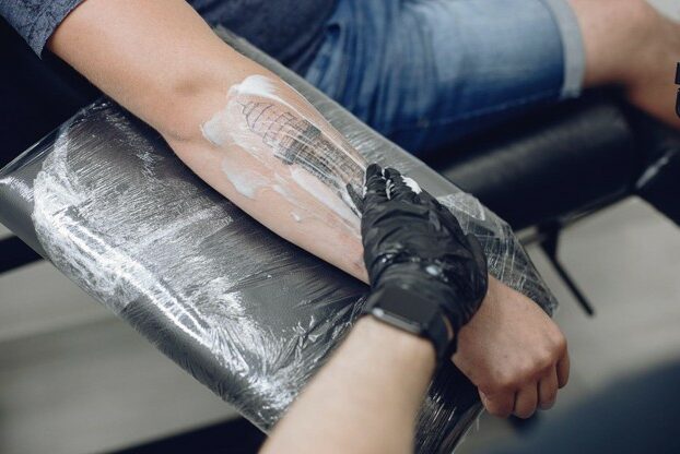 Why Maintaining a Clear Working Surface Matters Throughout a Tattoo Session